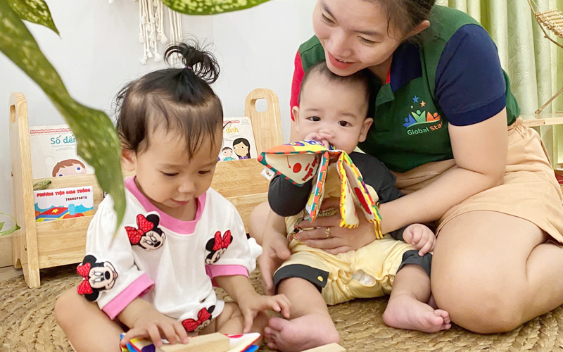 Bé giao tiếp tiếng Anh tự tin với giáo viên nước ngoài